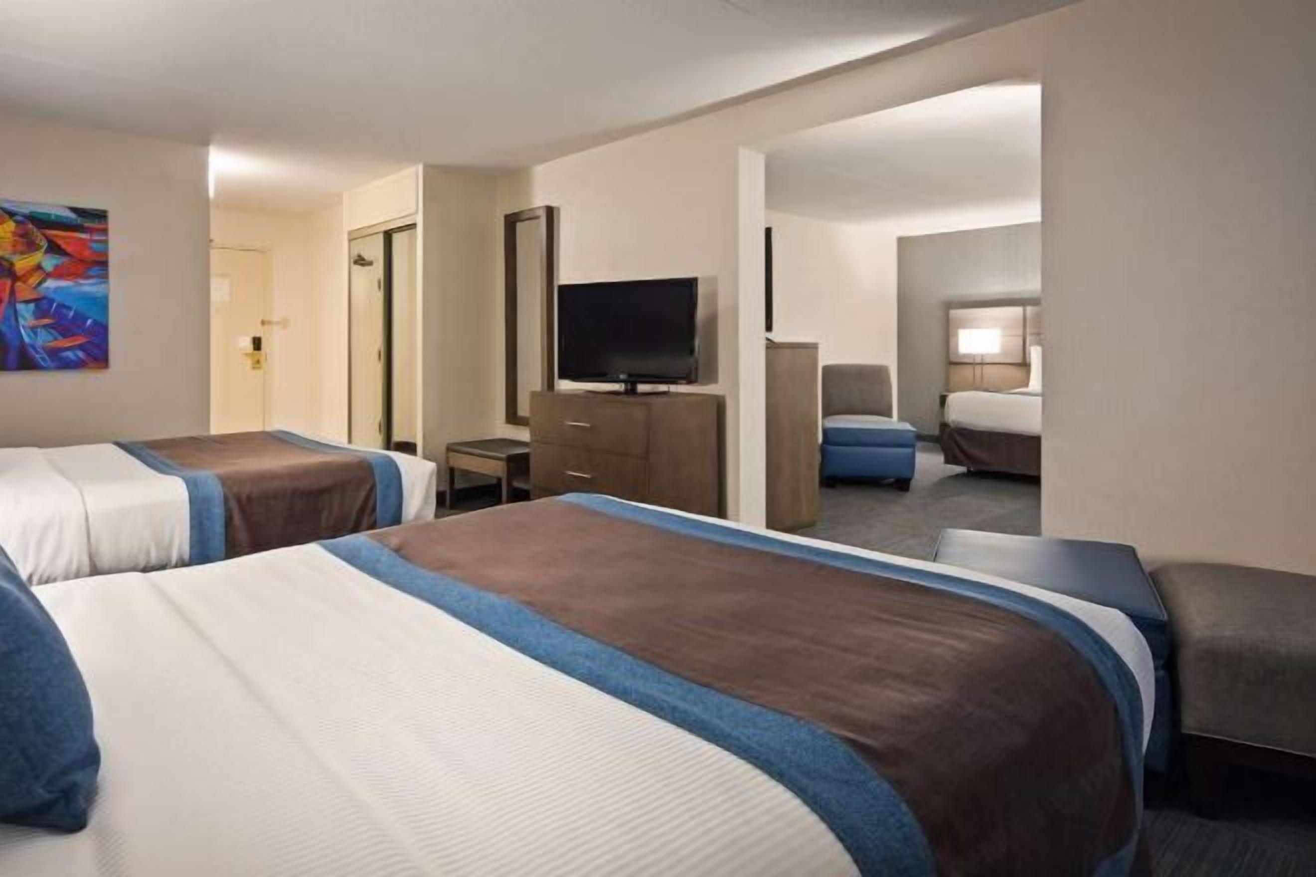 Premium bedding, in-room safe, desk, blackout drapes