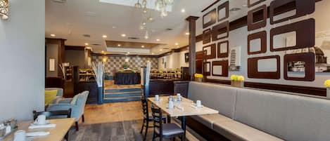 Daily cooked-to-order breakfast (CAD 16 per person)