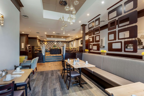 Daily cooked-to-order breakfast (CAD 16 per person)