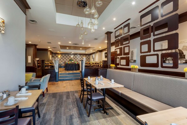 Daily cooked-to-order breakfast (CAD 16 per person)