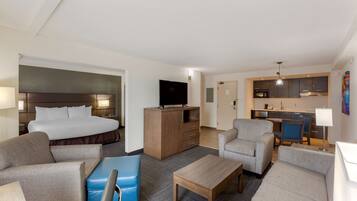 Suite, 1 cama King size, para no fumadores, cocineta (with Sofabed) | Cocineta privada | Refrigerador, microondas y cafetera y tetera