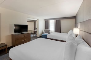 Chambre Standard, plusieurs lits, non-fumeurs, four à micro-ondes (1 king and 2 queen beds) | Literie de qualité supérieure, coffres-forts dans les chambres, bureau