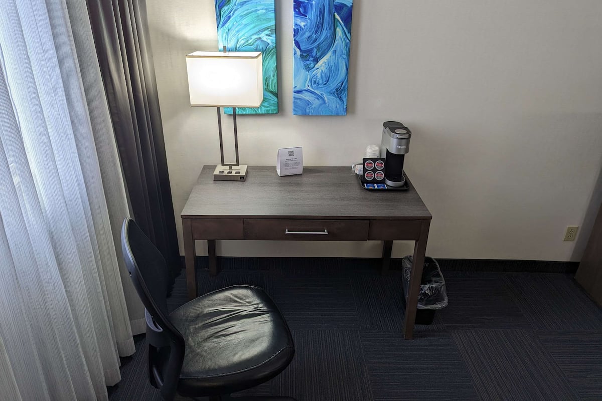 1 Schlafzimmer, hochwertige Bettwaren, Zimmersafe, Schreibtisch