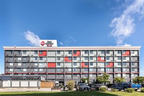 Exterior - Best Western Plus Toronto Airport Hotel (Mississauga)