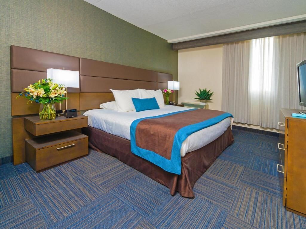 Literie de qualité, coffre-fort, bureau, rideaux d’obscurcissement