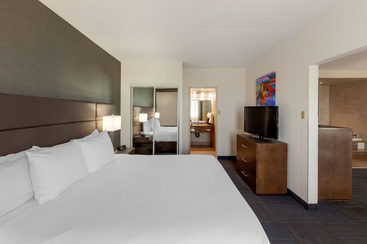 1 Schlafzimmer, hochwertige Bettwaren, Zimmersafe, Schreibtisch
