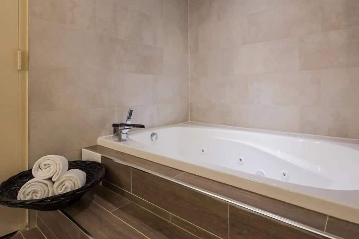 Salle de bain | Ensemble douche/baignoire, articles de toilette écologiques