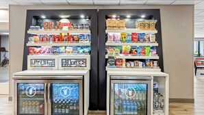 Un'area con distributori automatici di snack e bevande.