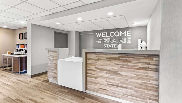 Un'area reception con un cartello 'Welcome to the Prairie State', una scrivania reception e un arredamento moderno.