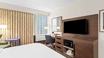 Kamar, 1 Tempat Tidur King, akses difabel, Bebas Asap Rokok | Seprai antialergi, meja kerja, dan tirai kedap cahaya