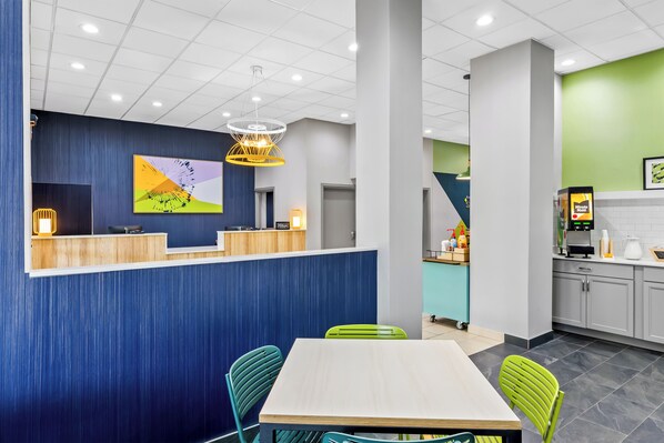 Free daily continental breakfast - Spark by Hilton Lexington (Lexington)