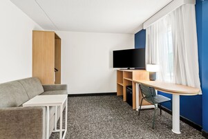 客房, 1 张特大床和 1 张沙发床, 无障碍, 浴缸 (Mobility) | 起居区 | 电视