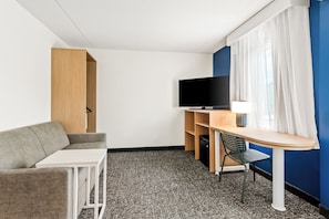 Habitación, 1 cama King size y sofá cama, con acceso para personas discapacitadas, tina (Mobility) | Área de sala de estar | Televisión