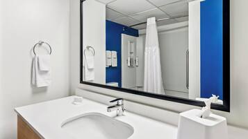 Combined shower/tub, free toiletries, hair dryer, towels