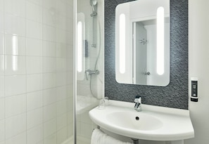 Een douche, milieuvriendelijke toiletartikelen, een haardroger