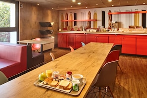 Petit déjeuner buffet servi tous les jours en supplément