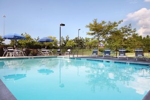 Una piscina al aire libre de temporada