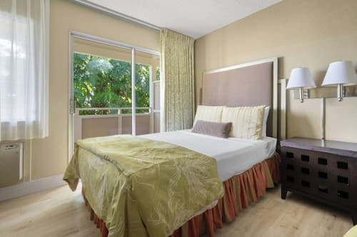 Suite, 1 chambre, cuisine, vue sur l’océan (2 Double Beds and a Sofa bed) | Coffre-fort, bureau, espace de travail pour ordinateurs portables