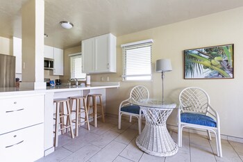 Fridge, microwave, oven, stovetop at Plantation Hale Suites