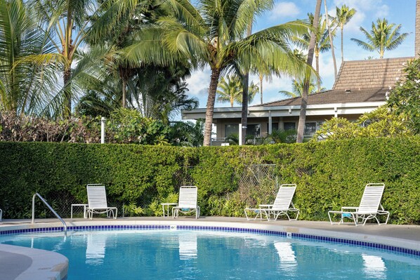 3 outdoor pools, open 8:00 AM to 10:00 PM, sun loungers - Plantation Hale Suites (Kapaa)