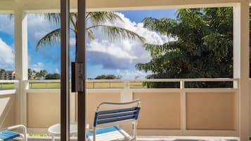 Suite, 1 slaapkamer, keuken, uitzicht op zwembad (2 Double Bed with Sofa Bed) | Uitzicht vanuit de kamer