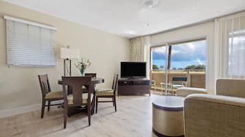 套房, 1 間臥室, 廚房, 海景 (1 King bed and sofa sleeper) | 客房內保險箱、書桌、筆電工作空間、遮光布/窗簾