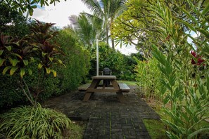 Outdoor dining - Plantation Hale Suites (Kapaa)