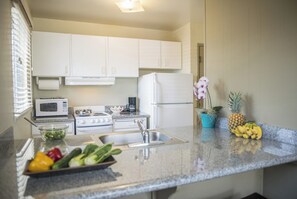 Fridge, microwave, oven, stovetop - Plantation Hale Suites (Kapaa)