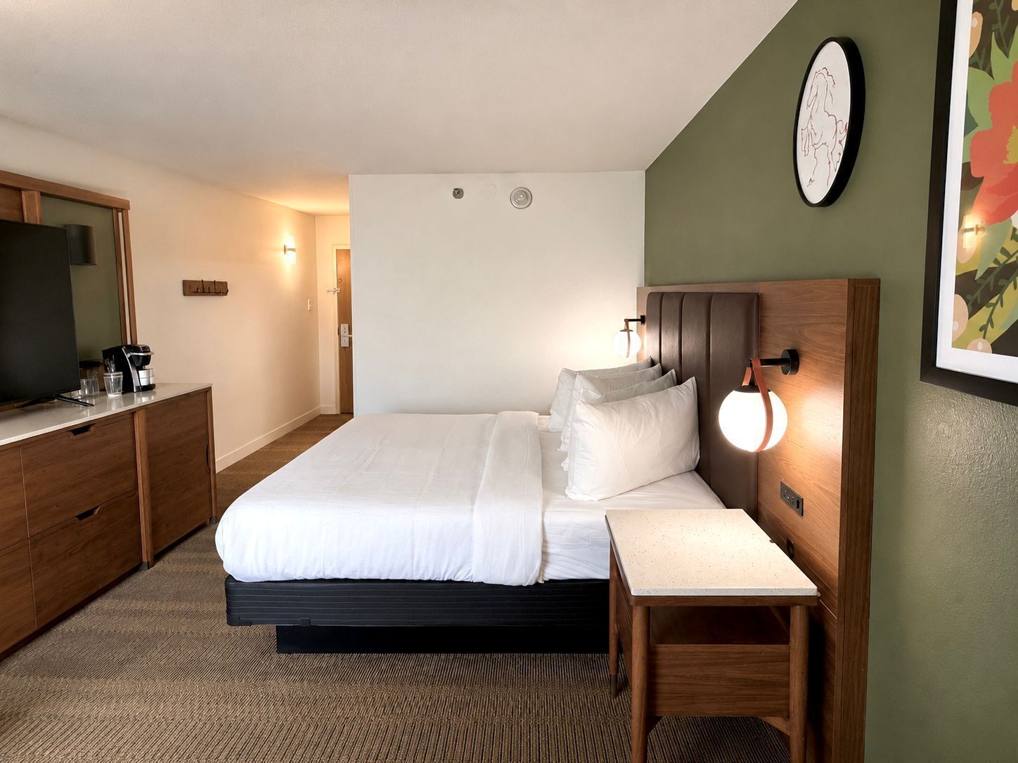 Classic Room, 1 King Bed | Minibar, in-room safe, desk, laptop workspace