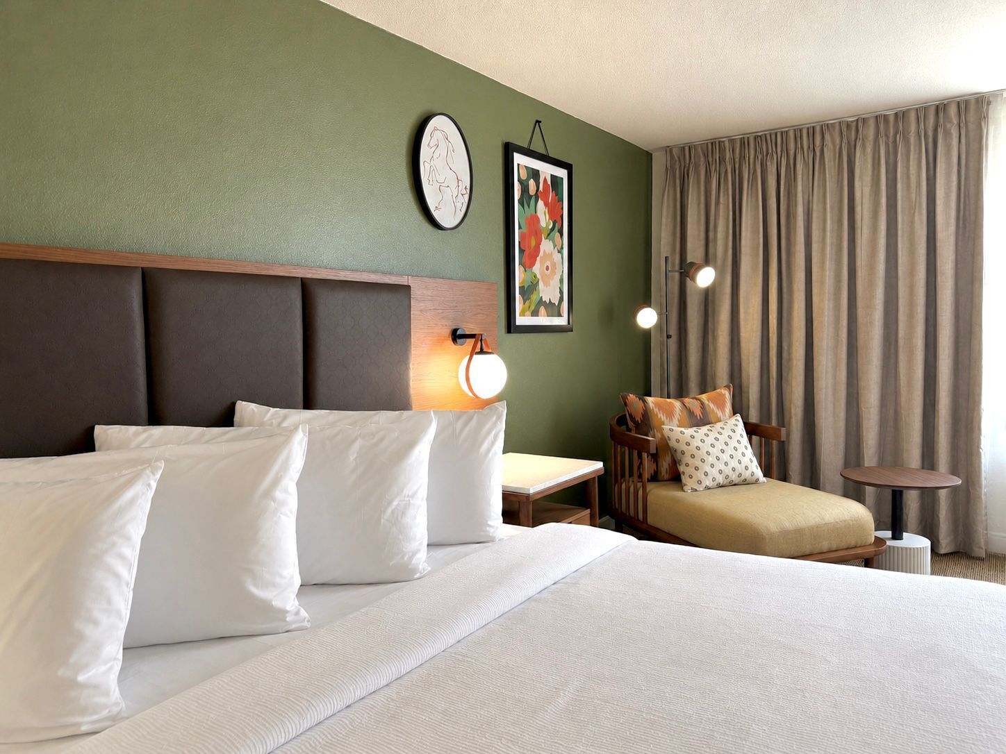 Deluxe Room, 1 King Bed | Minibar, in-room safe, desk, laptop workspace