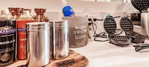 Un plan de travail de cuisine avec divers aliments et ustensiles de cuisine.