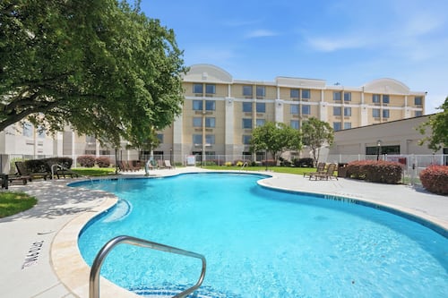 Outdoor pool, open 9:00 AM to 9:00 PM, sun loungers