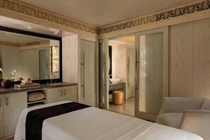 Couples treatment room(s), sauna, hot tub, steam room, body treatments