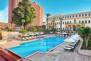Piscine extérieure, parasols de plage, chaises longues