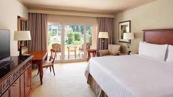 Deluxe kamer, 1 kingsize bed, balkon | Een minibar, een kluis op de kamer, een bureau, een laptopwerkplek