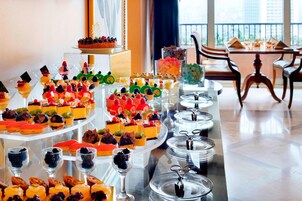 5 bares y bar junto a la piscina