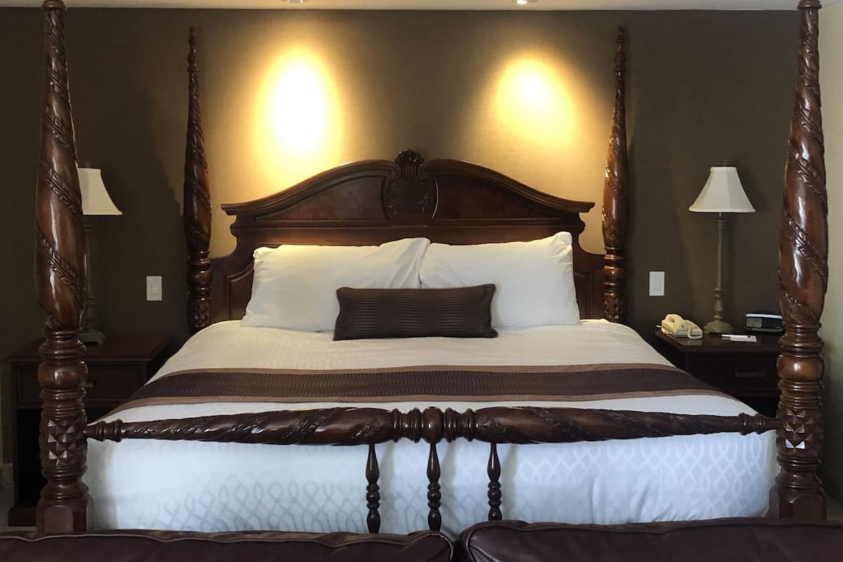 Premium bedding, in-room safe, desk, laptop workspace