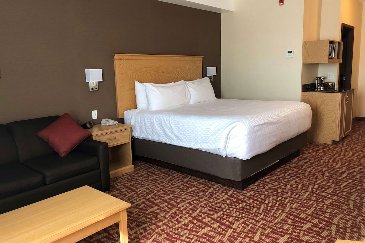 Premium bedding, in-room safe, desk, laptop workspace