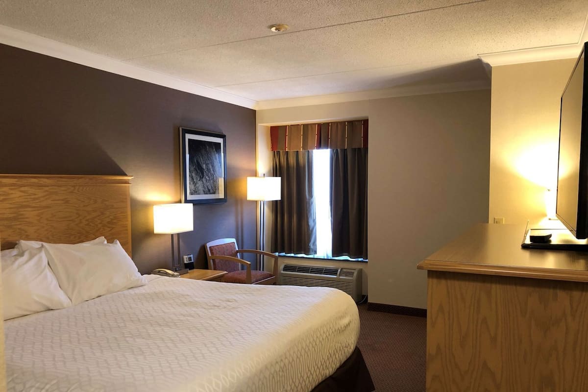 Premium bedding, in-room safe, desk, laptop workspace