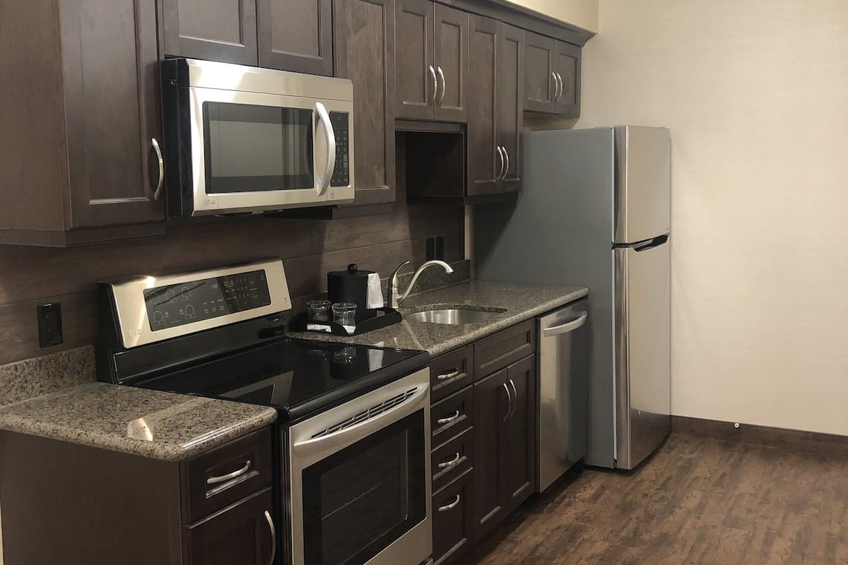 suite, multiple beds, non smoking, kitchenette (with sofabed) | in-room dining