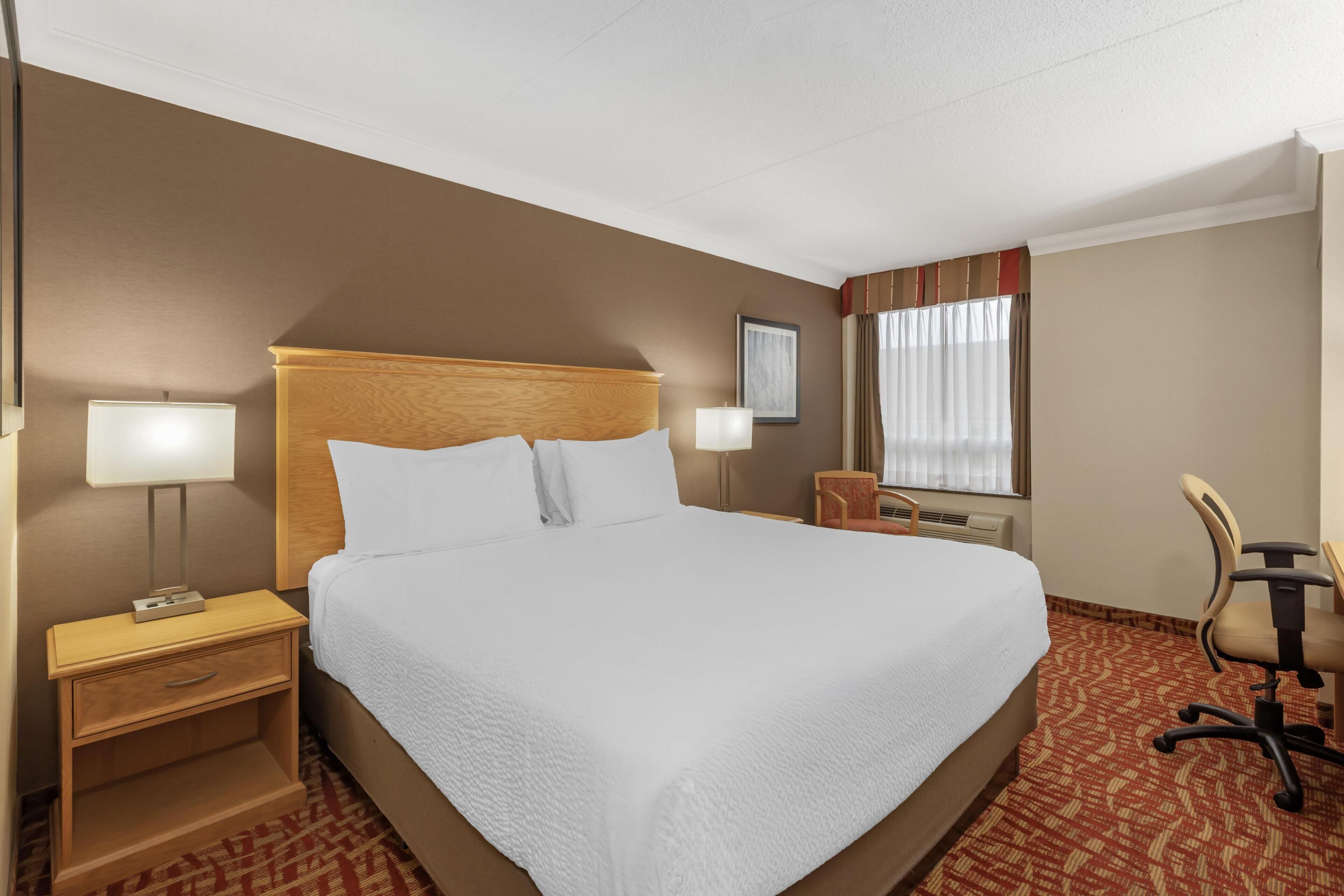 Standard Room, 1 King Bed, Non Smoking | Premium bedding, in-room safe, desk, laptop workspace