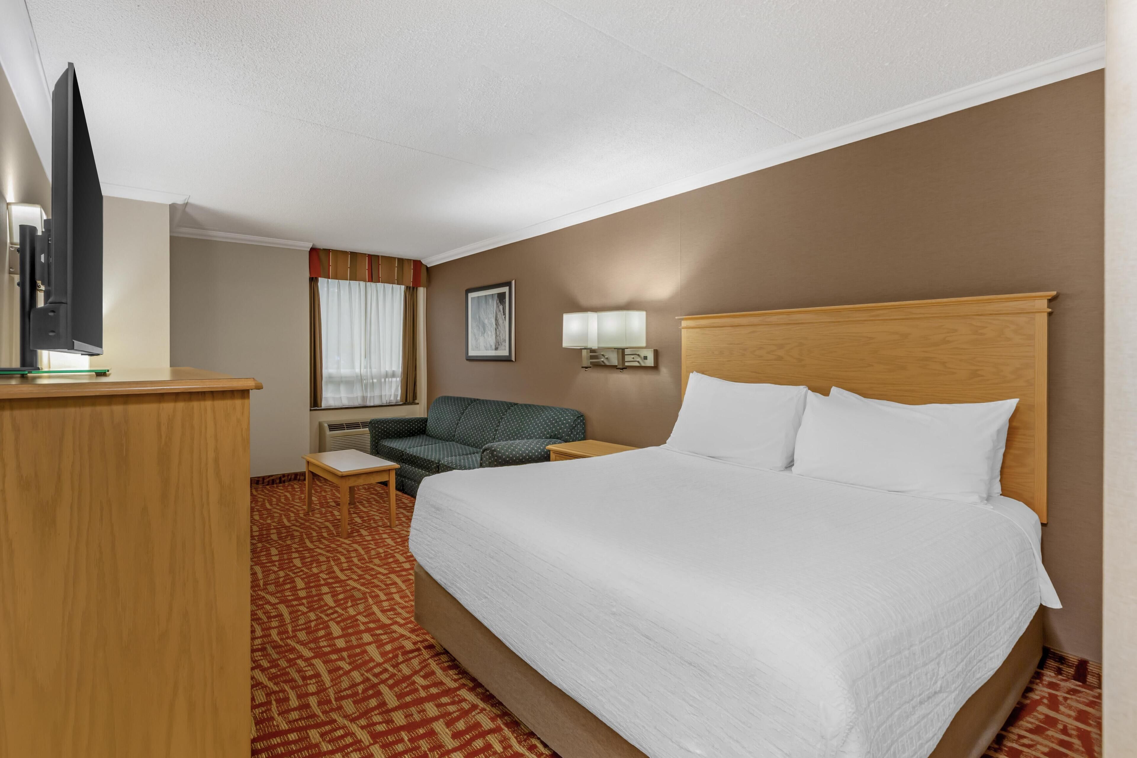 Standard Room, 1 Queen Bed, Non Smoking | Premium bedding, in-room safe, desk, laptop workspace