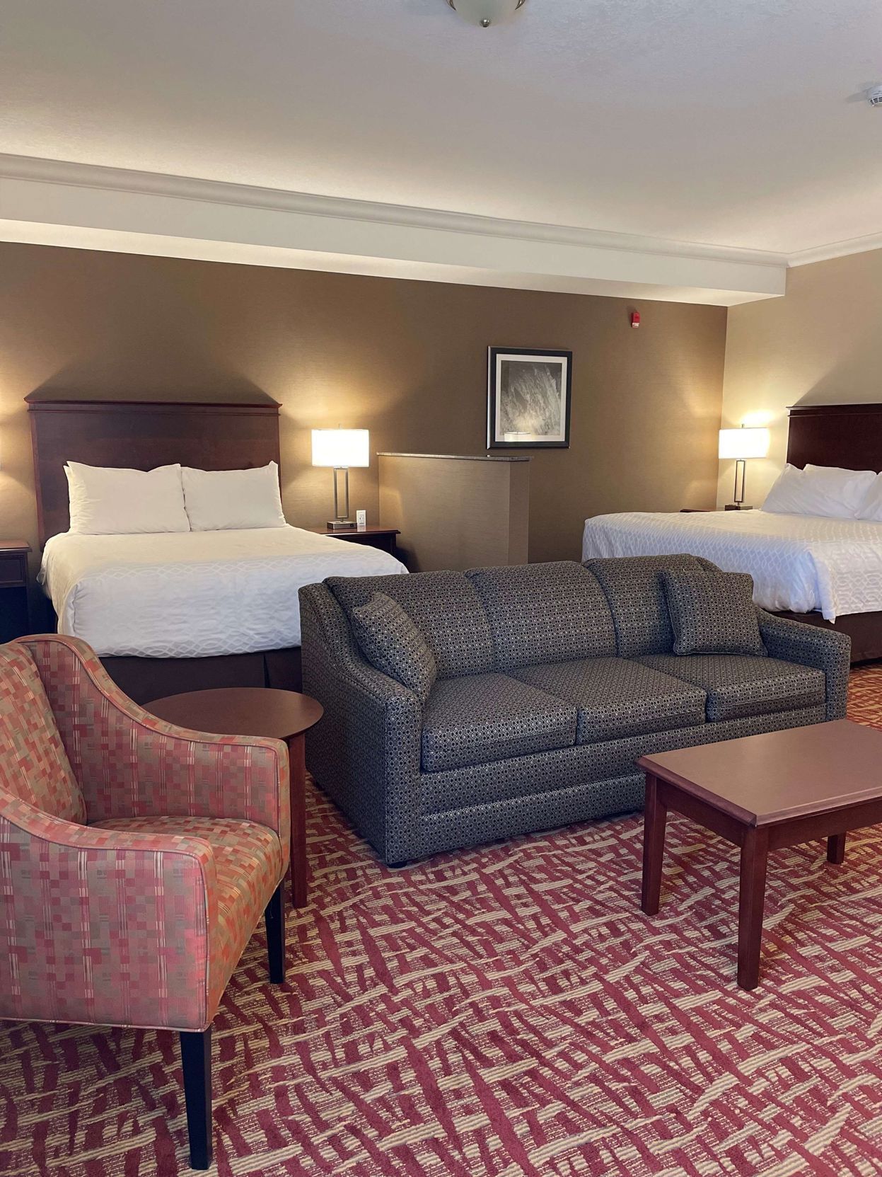 Premium bedding, in-room safe, desk, laptop workspace