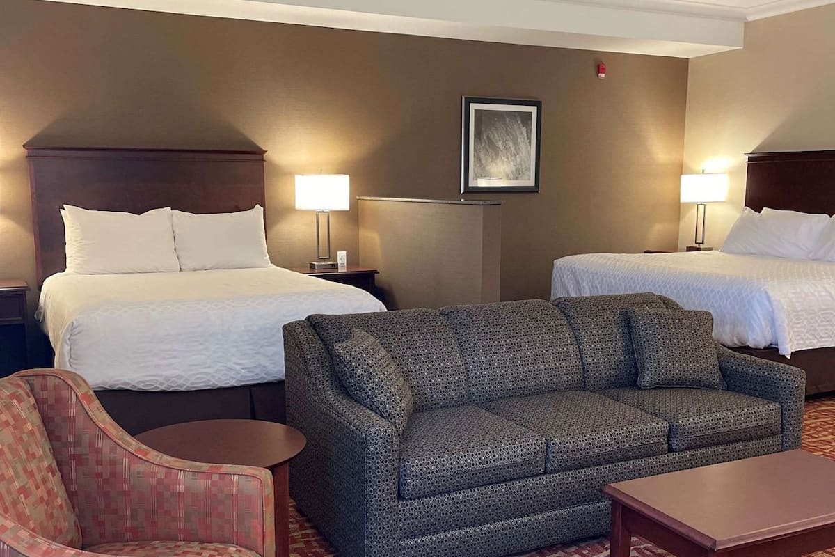 Premium bedding, in-room safe, desk, laptop workspace