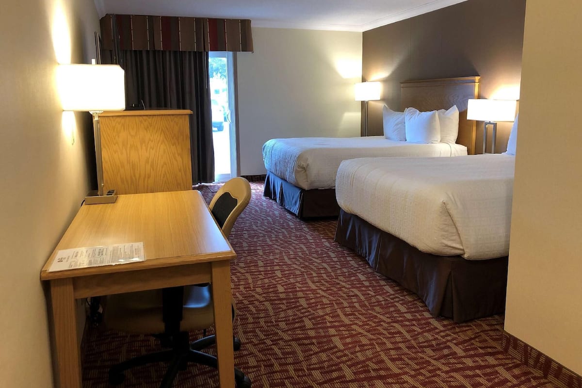 Premium bedding, in-room safe, desk, laptop workspace