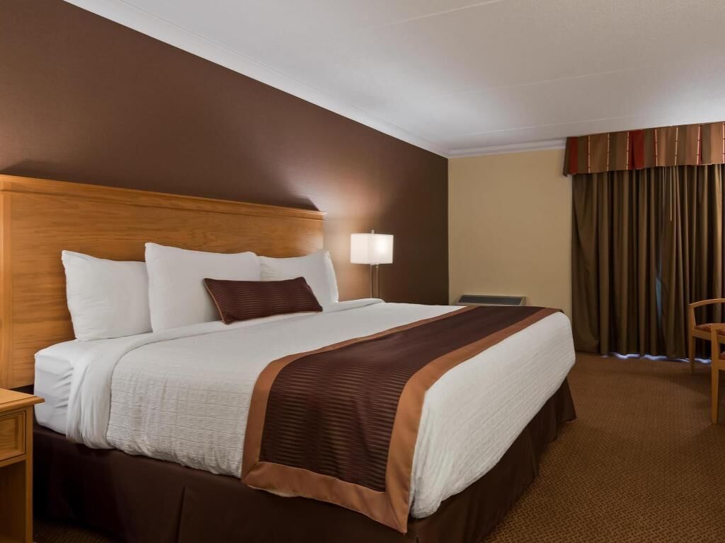 Premium bedding, in-room safe, desk, laptop workspace