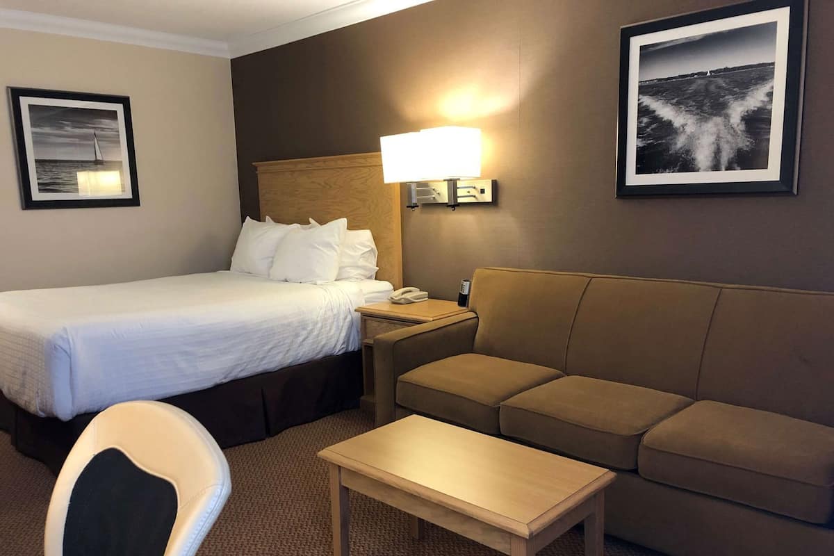 Premium bedding, in-room safe, desk, laptop workspace