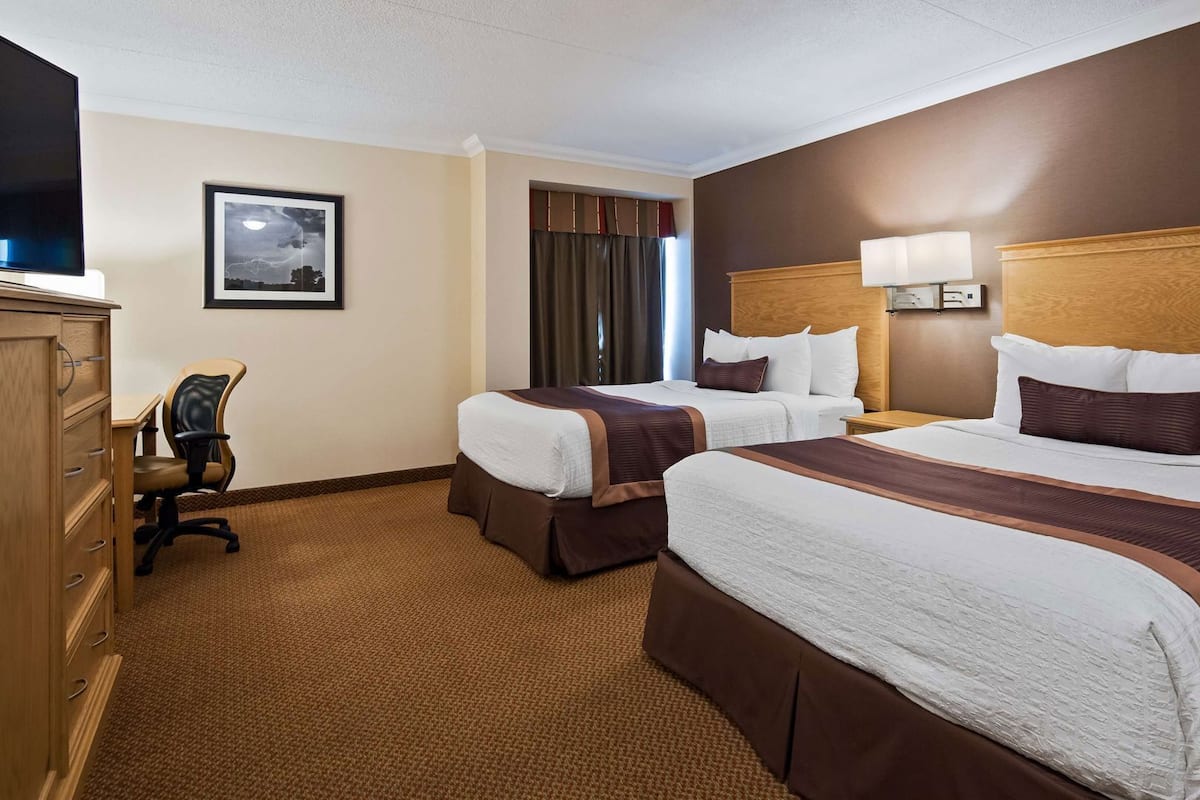 Premium bedding, in-room safe, desk, laptop workspace