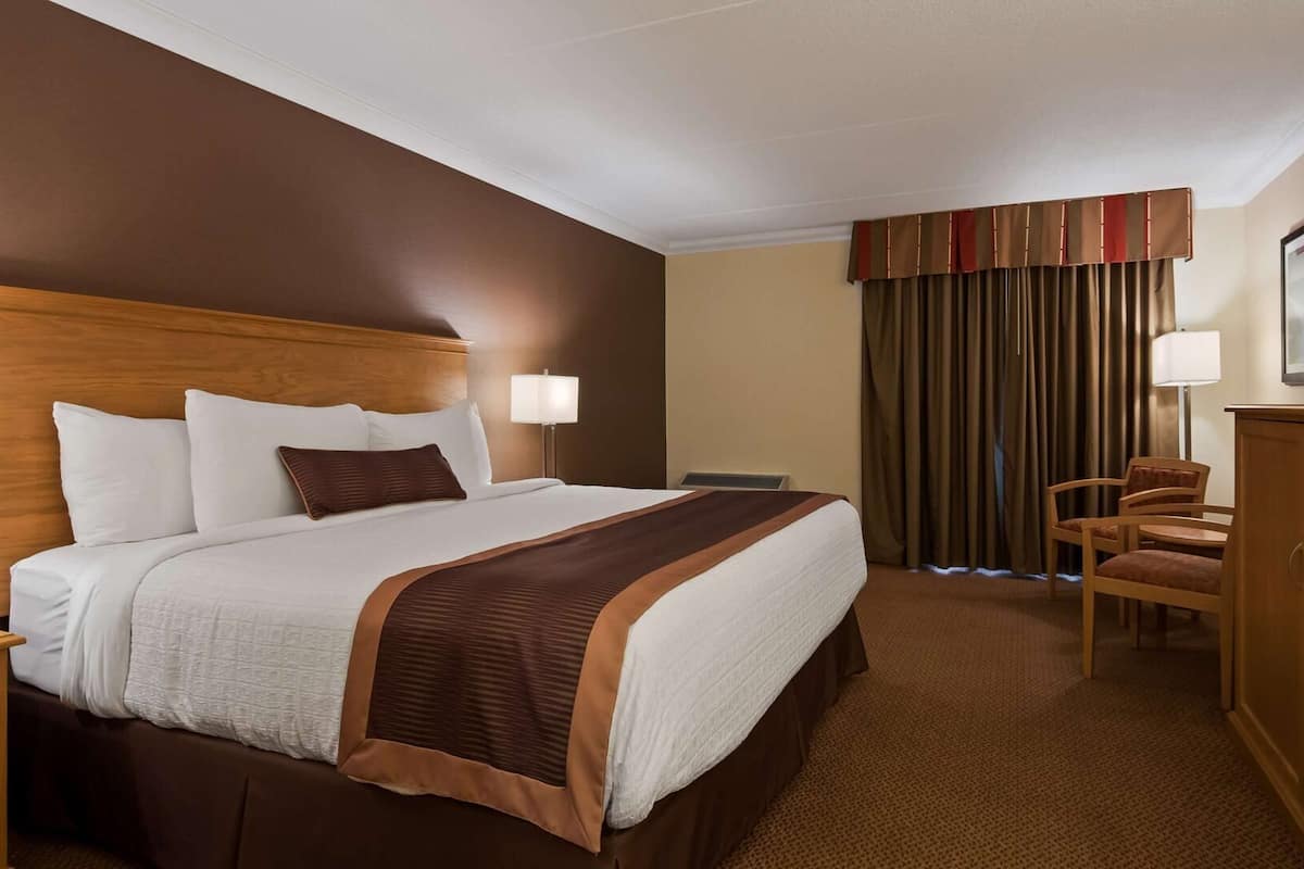 Premium bedding, in-room safe, desk, laptop workspace