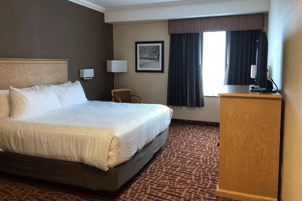 Premium bedding, in-room safe, desk, laptop workspace